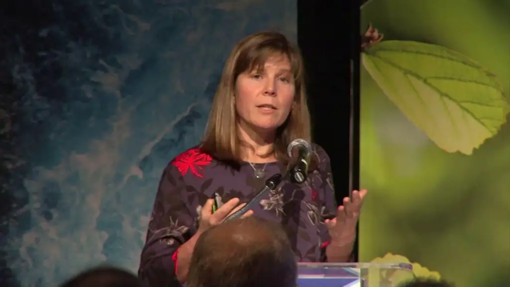 Elizabeth Ainsworth speaking at an event.