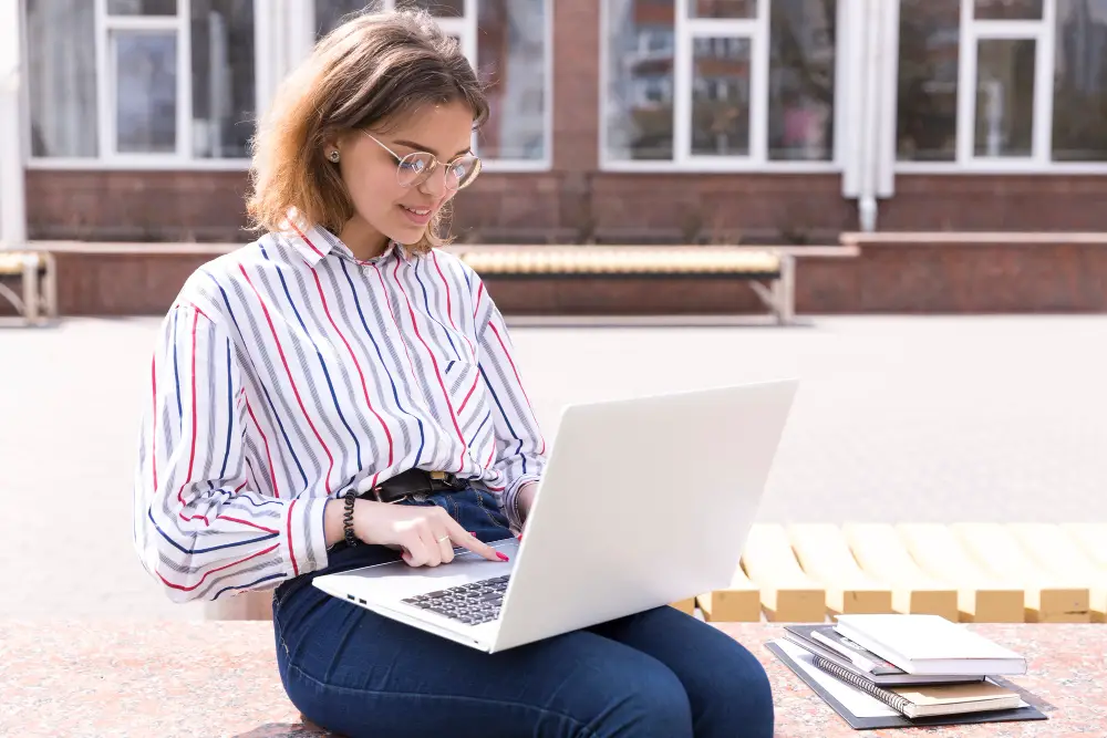 A female college freshman researches how to choose a college major 