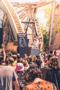 photo-of-blm-student-protesters-on-campus