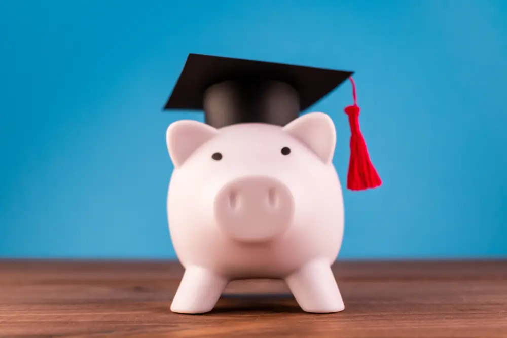 Piggy bank with a graduation hat, symbolizing student scolarships and college finance.