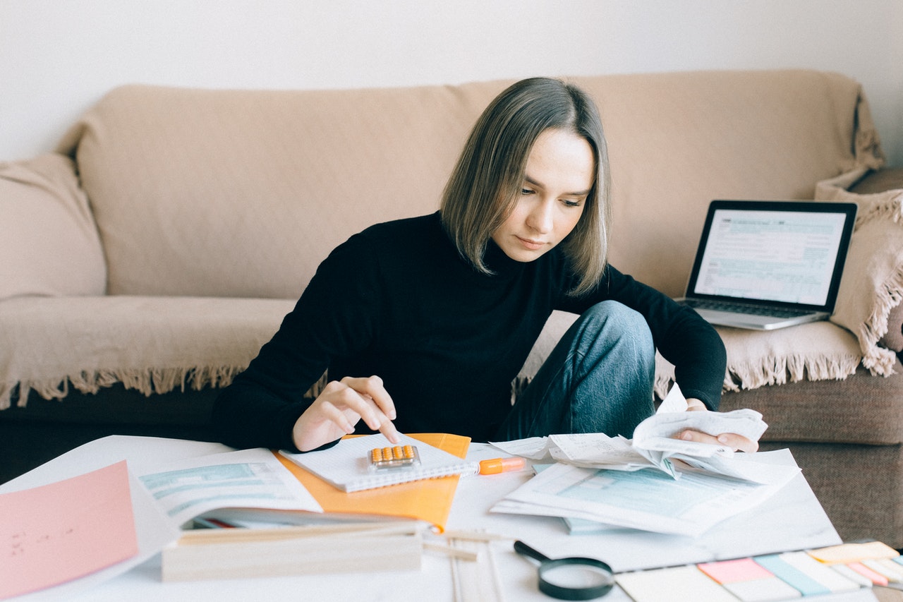 photo-of-girl-making-college-student-budget