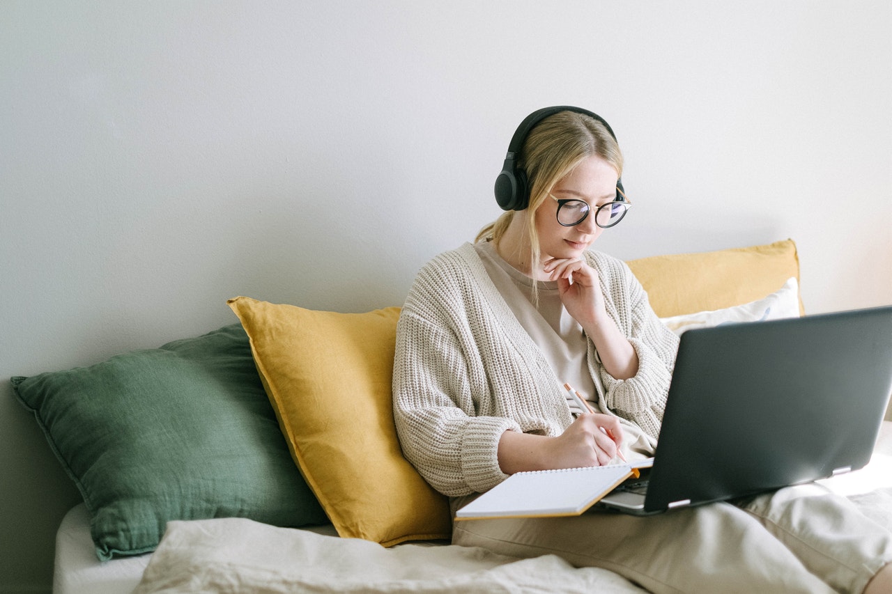 photo-of-student-studying-using-noisli-chrome-extension