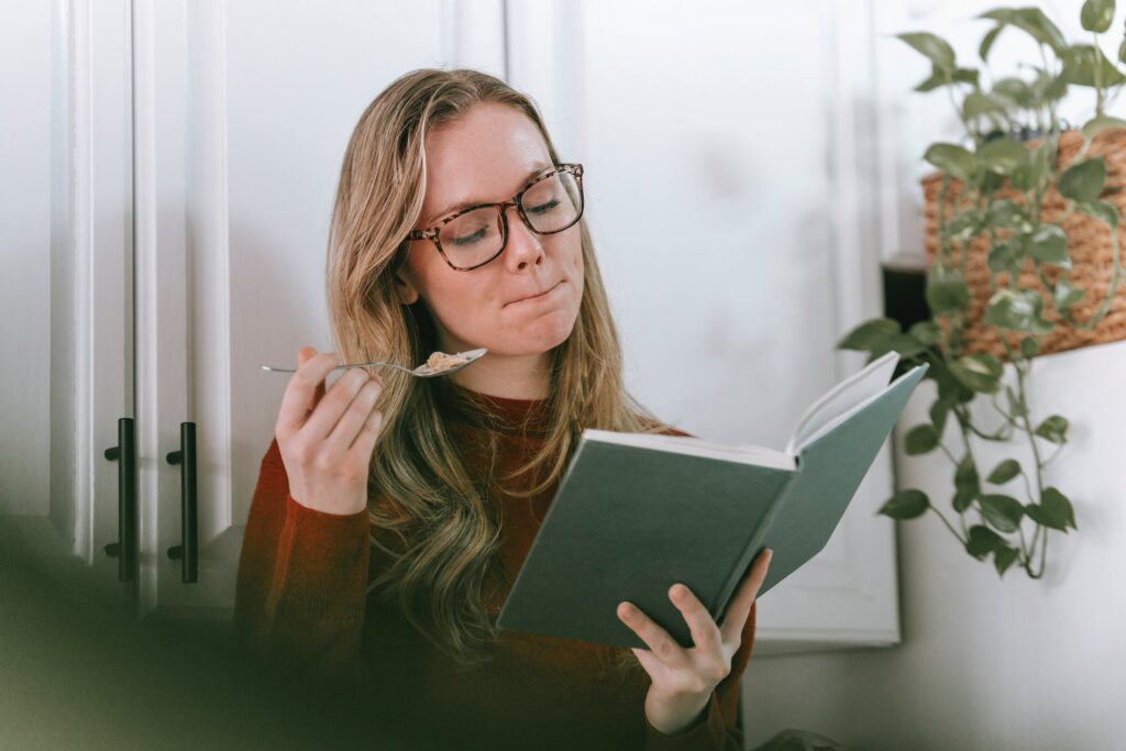 student eating to remain focused while studying