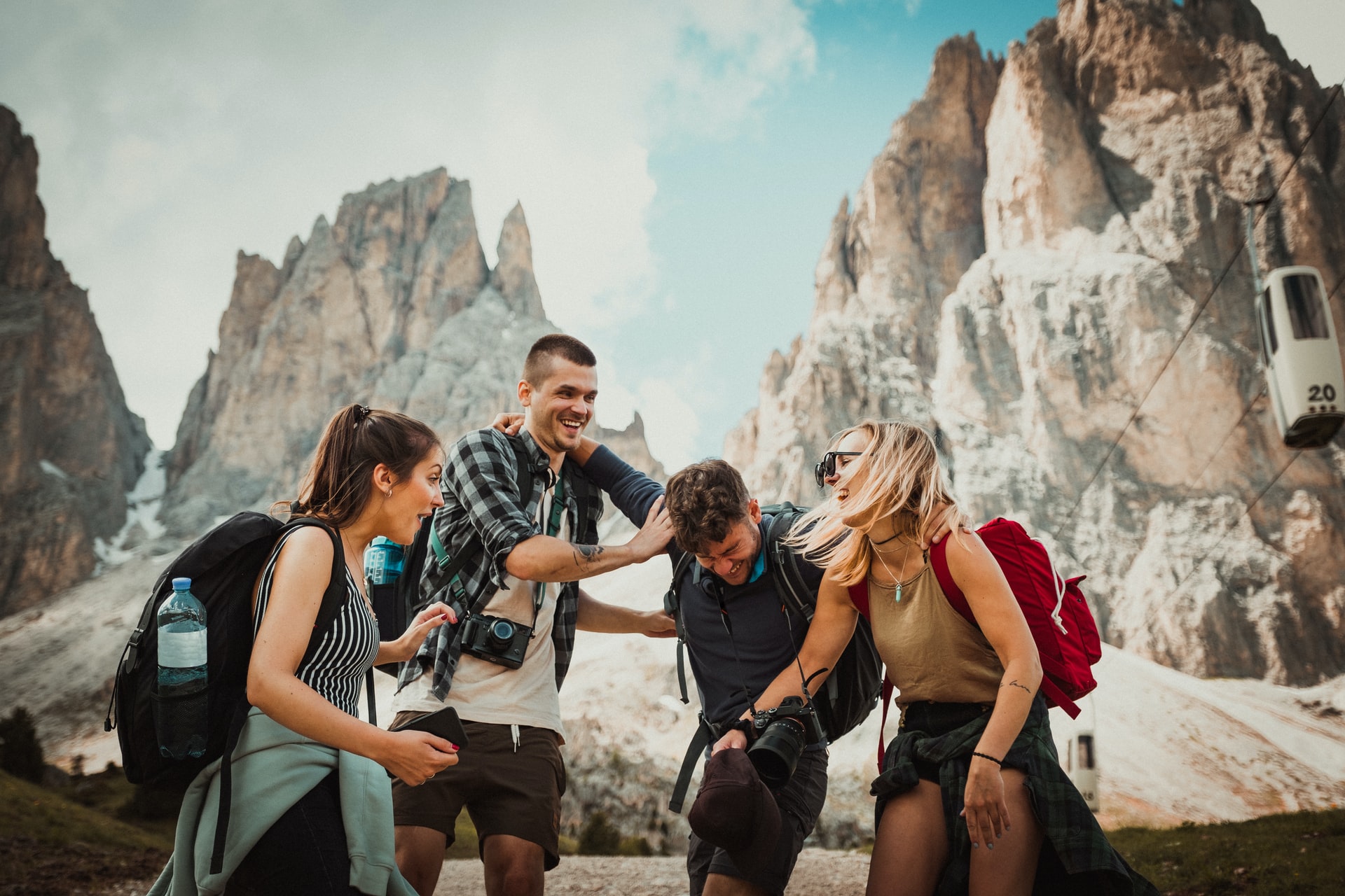 four-college-friends-hiking-in-dolomites