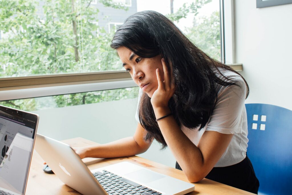 a female student working on her college admissions essay