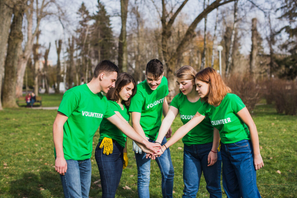 high school students volunteering for an environmental cause to include in their college application