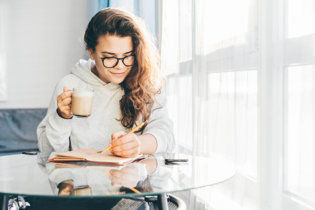 student creates to-do list to avoid distractions while studying