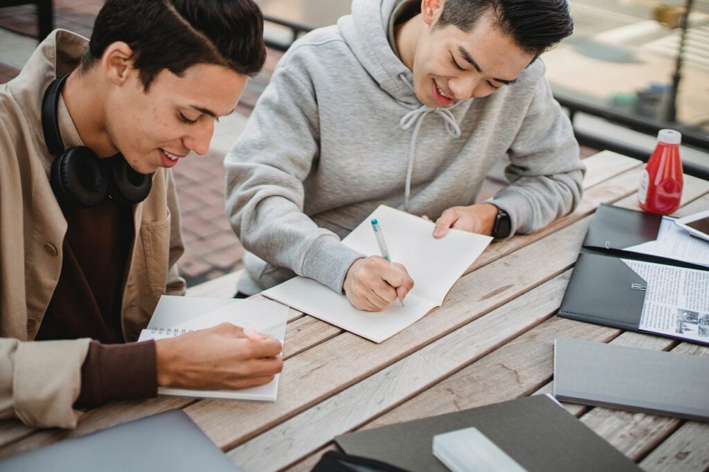 college students drafting a good outline for their upcoming class presentation