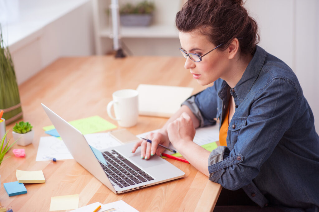 a-female-professor-using-the-SavetoPocket-Chrome-extension-on-her-laptop-to-save-online-articles-and-webpages