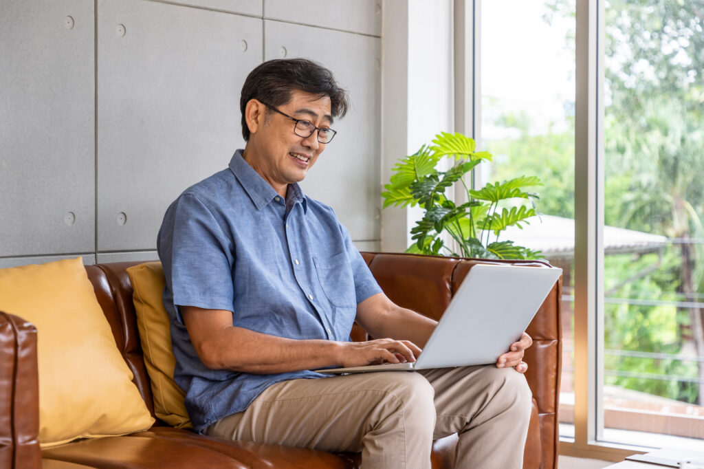 male-professor-with eyeglasses-using-chrome-extension-to-work-on-digital-documents