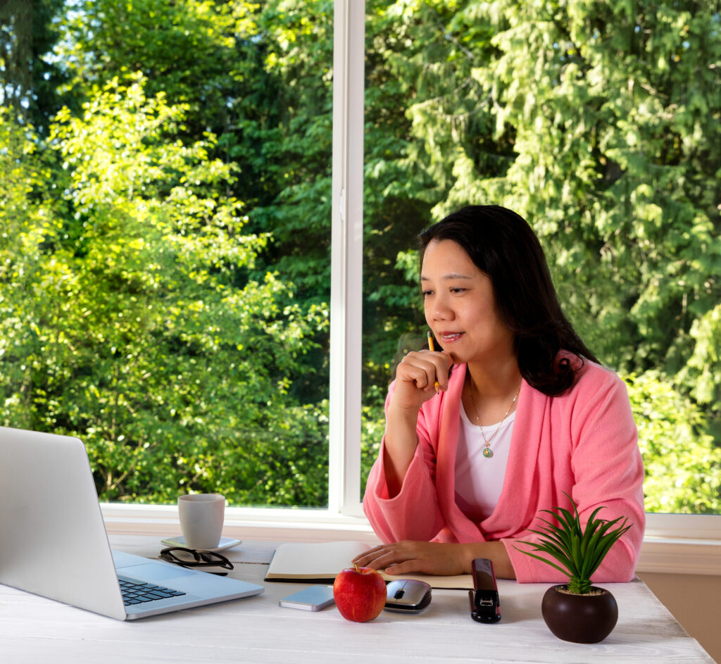 female-college-professor-using-the-Dualless-chrome-extension-to-split-screens