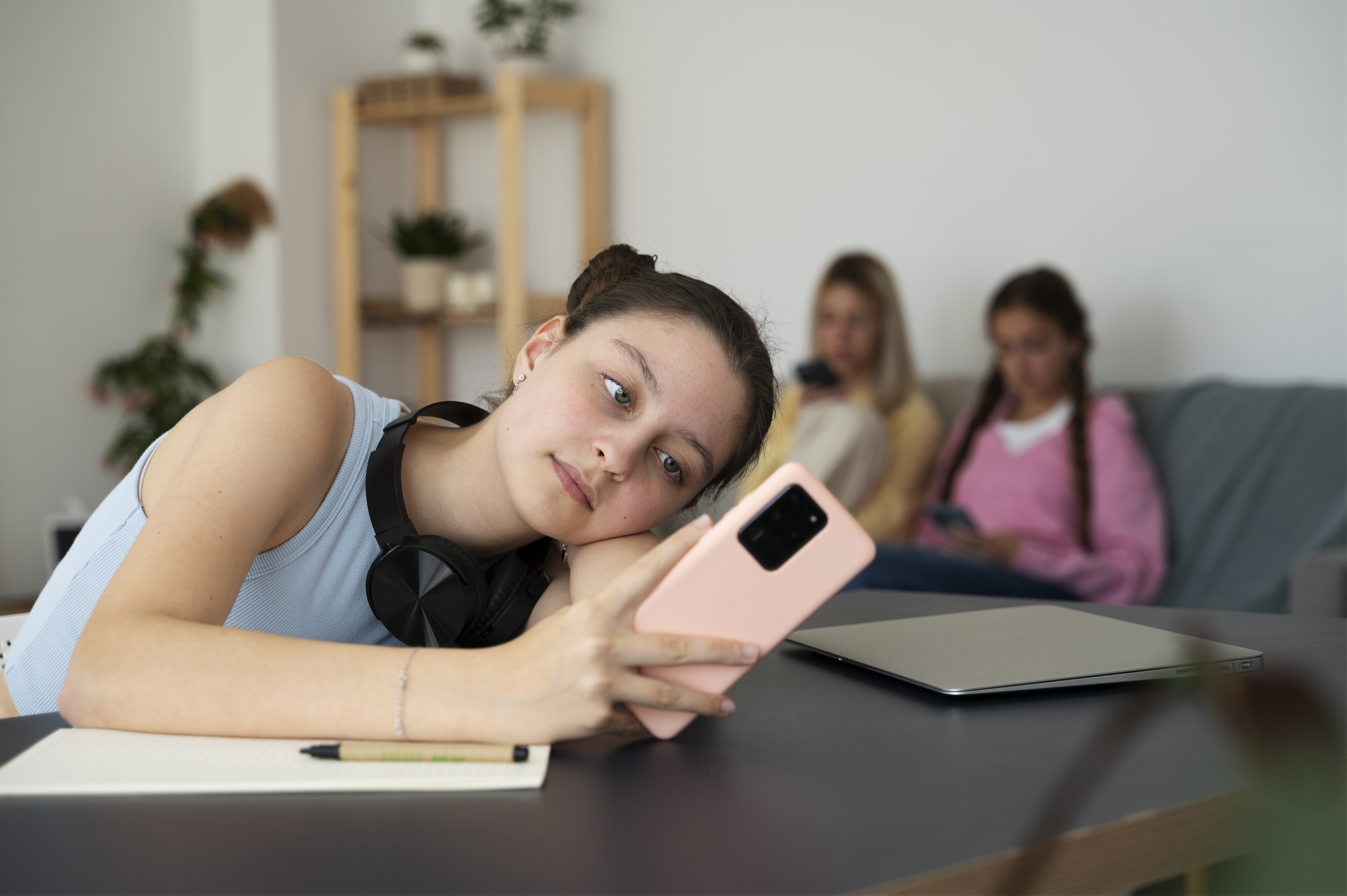 A female freshman turns on her phone settings to grayscale before a study session